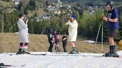 Na svahu panovala skvěl&aacute; n&aacute;lada, lyžovalo se v nejrůzněj&scaron;&iacute;ch outfitech a někteř&iacute; si bouchli i "bubliny" na př&iacute;pitek. Foto: jip
