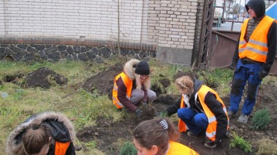 Studenti ze Žatce z oboru Agropodnikání pomohli s výsadbou zeleně. Foto: Žatecký maják