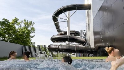 VIDEO: Bazén v Lounech má nezapomenutelnou venkovní vířivku a tobogán, který vám spočítá rychlost