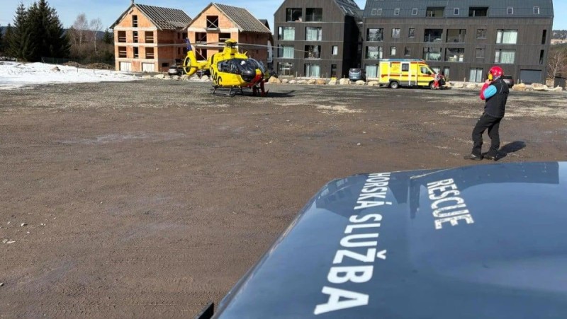 Malý lyžař byl z Německa, proto v rámci přeshraniční spolupráce pro něj přiletěli němečtí záchranáři. Foto: Horská služba