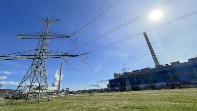 Vhodné místo pro gigafactory vznikne po demolici staré elektrárny v Prunéřově. To je ta vpravo bez kouřícího komínu. Foto: Oldřich Hájek