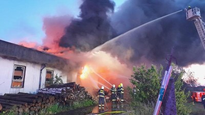 FOTO: V Líšťanech hořela opuštěná budova. Byl vyhlášený druhý stupeň poplachu