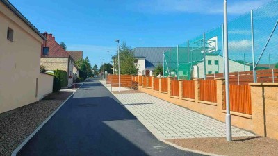 Ulice K Sokolovně v Ročově je po rekonstrukci opět otevřena