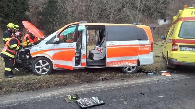 Při jedné z nehod v minulém týdnu vrazil řidič svým vozem do protijedoucí sanitky. Foto: HZS Ústeckého kraje