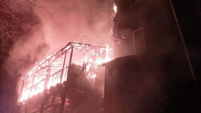 OBRAZEM: Hasiči od časných hodin zasahují u rozsáhlého požáru rozhledny v Krásné Lípě na Děčínsku