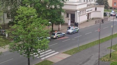 Policejní manévry u litvínovského gymnázia. Do budovy měl proniknout útočník