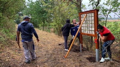 NAPSALI JSTE NÁM: Na Naučné stezce k památným dubům ve Stroupči jsou umístěné nové edukační tabule