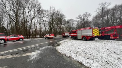 FOTO/AKTUALIZUJEME: Silnice u Postoloprt, kde bourali na ledovce hasiči, už je průjezdná.