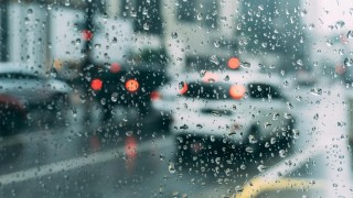 Jakmile se zhorší viditelnost, přepněte automatické denní svícení na potkávací světla. Ilustrační foto: Pixabay/CC0