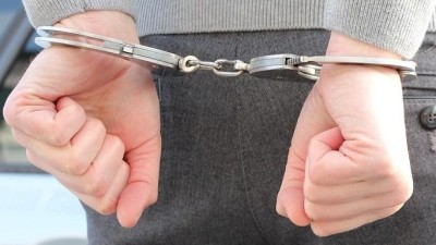 Agresivní muž skončil v poutech. Zaútočil na strážníky, nadával policistům