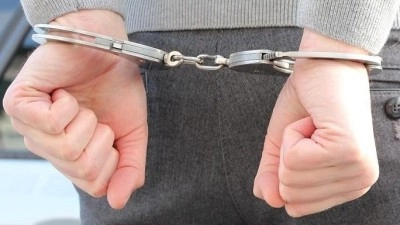 Agresivní muž skončil v poutech. Zaútočil na strážníky, nadával policistům