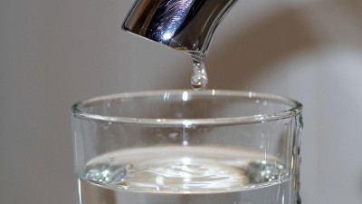 POZOR: Lidé ze dvou ulic nesmí pít vodu z kohoutku. Část města je odkázaná na cisterny. Kdo za to může?