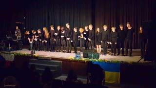 NAPSALI JSTE NÁM: Podbořanské gymnázium uspořádalo charitativní koncert na pomoc ukrajinské škole. Na akci se vybralo 30 tisíc korun