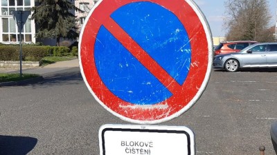 Zákaz stání kvůli blokovému čištění bude v lokalitách Žatce platit až do května
