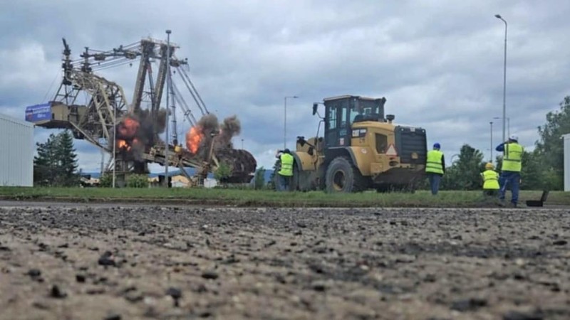 Březensk&yacute; drak sice loni padl k zemi, turist&eacute; se ale mohou tě&scaron;it na jeho dvojče. Foto: jip