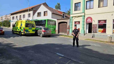 Dopravu v Postoloprtech zkomplikovala nehoda sanitky, osobáku a autobusu