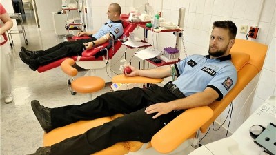Přes léto dárců krve ubývá, policisté chtějí motivovat i veřejnost. Foto: Krajská zdravotní