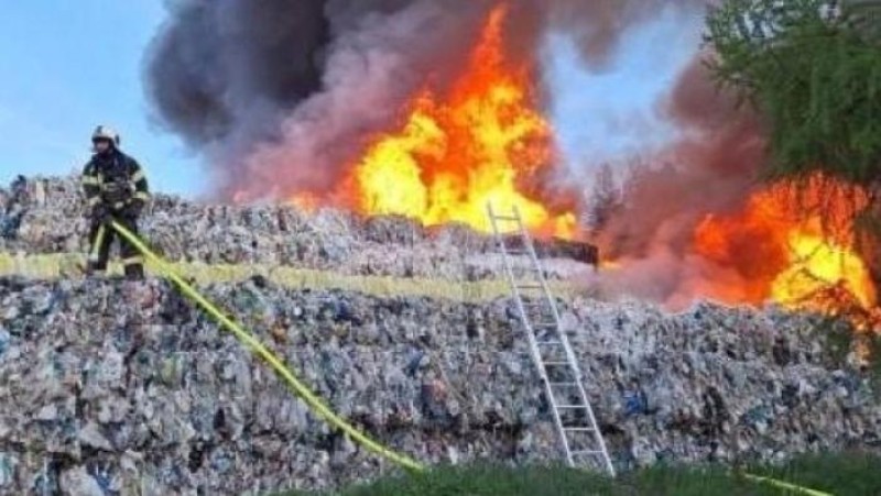 Skládku v Rynholci někdo zapálil úmyslně. Foto: Středočeští hasiči