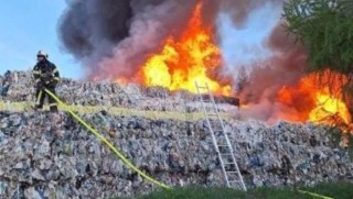 Skládku v Rynholci někdo zapálil úmyslně. Foto: Středočeští hasiči