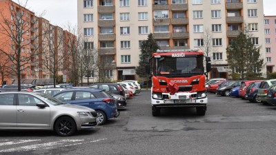 Test s hasičským autem ukázal, kde vadí parkující auta na sídlištích v Žatci