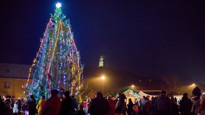 Advent v Podbořanech a Kryrech zahájen. Náměstí se rozzářila, voněla vánočka i štola