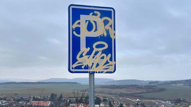 Cedule u parkovi&scaron;tě u Schillerovy rozhledny. Foto: FCB město Kryry