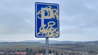 Cedule u parkovi&scaron;tě u Schillerovy rozhledny. Foto: FCB město Kryry