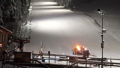 V neděli začali připravovat v Potůčkách vše na zahájení sezóny. Lyžovat se začne už zítra. Foto: SKIPOT