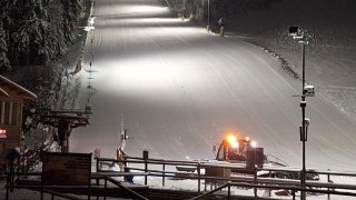 V neděli začali připravovat v Potůčkách vše na zahájení sezóny. Lyžovat se začne už zítra. Foto: SKIPOT