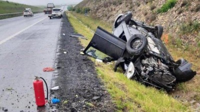 Kvůli autu, které jelo v protisměru na D7, skončilo jiné na střeše. Policisté viníka hledají