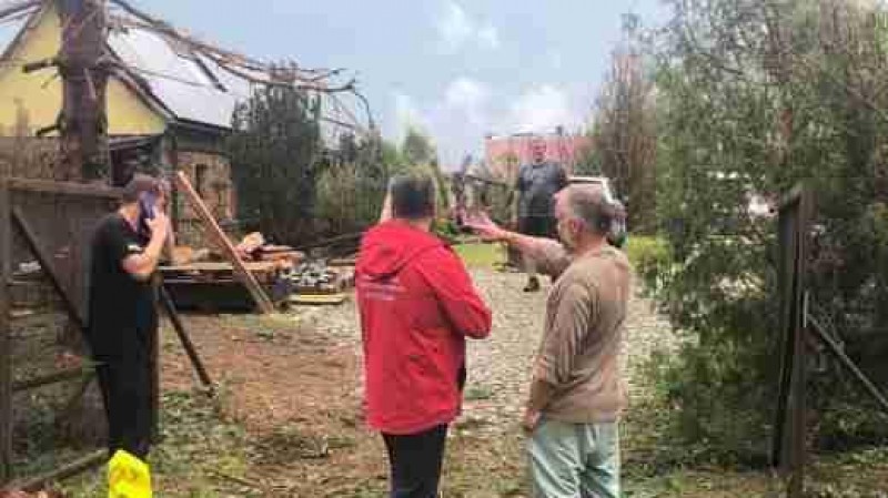 Hejtman Jan Schiller (červená bunda) si prohlíží následky ničivé bouře ze dne 24. června. Foto: Krajský úřad Ústeckého kraje