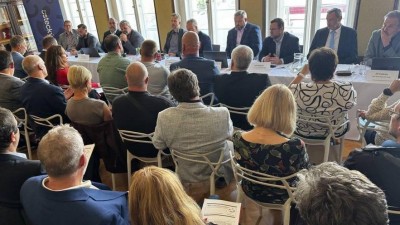 Hejtman Brabec na Ústecku: Otevřená debata se starosty i mošt z místní výroby