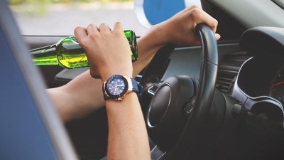 Řidič seděl za volantem pod vlivem alkoholu, další měl zákaz řízení