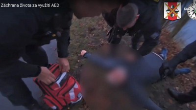 VIDEO: Záchranná akce u Ohře! Senior spadl do řeky, policisté ho oživovali