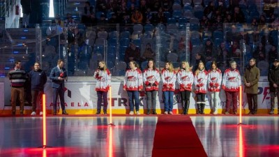 V&yacute;těžek sb&iacute;rky letos pomůže hematologicko-transfuzn&iacute;mu oddělen&iacute; chomutovsk&eacute; nemocnice. Tematicky tak byl zvolen design speci&aacute;ln&iacute;ch dresů. Foto: Pir&aacute;ti Chomutov 