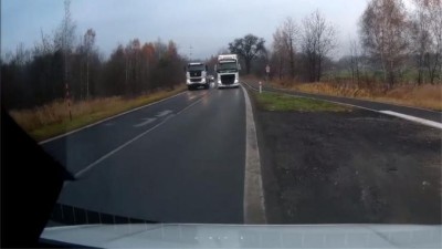 VIDEO: Na řidiče se z protisměru vyřítil předjíždějící kamion! Nebezpečný manévr šetří policie