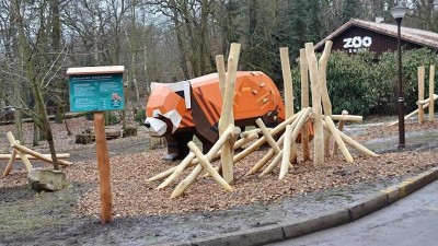 TIP NA VÝLET: V zooparku v Chomutově otevřeli nové hřiště pro děti. Dominuje mu sedm metrů dlouhá panda červená