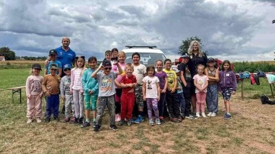 Strážníci z Podbořan navštívili děti na příměstském táboře v Kryrech