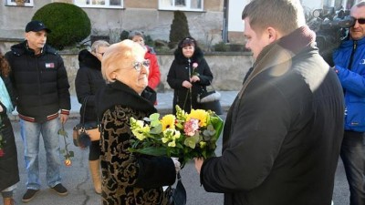 OBRAZEM: Pocta Jaroslavu Kuberovi. Na jeho rodném domě v Lounech odhalili pamětní desku