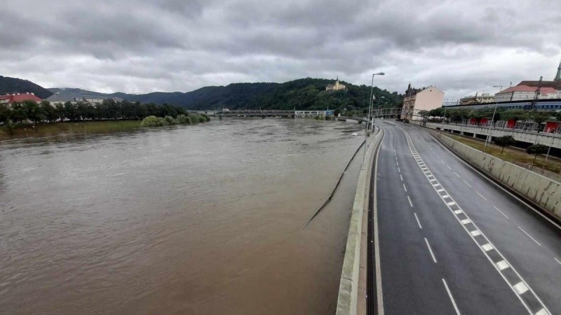 Podle posledních informací nakonec Labe nepřesáhne výšku 7 metrů. Foto: Petr Sochůrek