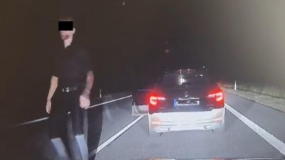 Muž vybrzdil policistu v civilu, zastavil a šel ho vychovávat. Pak zbaběle utekl