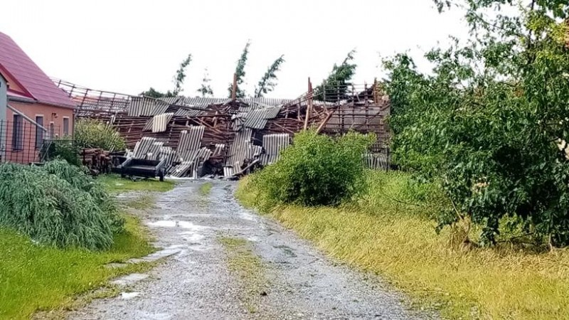 Spadlá stodola v Blatně. Foto: Renata Braunová