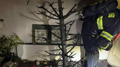 &Scaron;tědr&yacute; den očima hasičů v &Uacute;steck&eacute;m kraji: Pož&aacute;r stromku i uvolněn&eacute; plechy