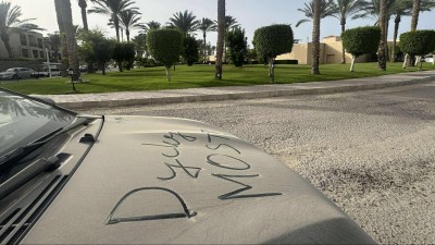 Dycky Most! i v egyptském Karibiku. Hláška ze severu Čech dobývá svět – prstem do prachu v Marsa Matrouh