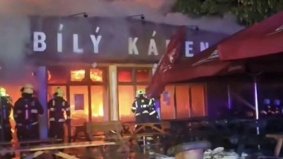 V Doksech shořela ikonická budova Bílý kámen. S rozsáhlým požárem bojovalo čtrnáct jednotek hasičů
