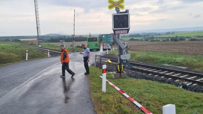 Kamioňák prorazil závoru na Švestkové dráze, před vlakem vycouval a pak se snažil ujet