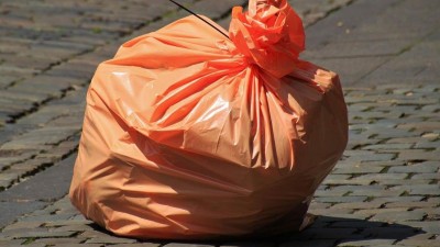 Dvojice si musela odnést pytle s odpadem zpět domů