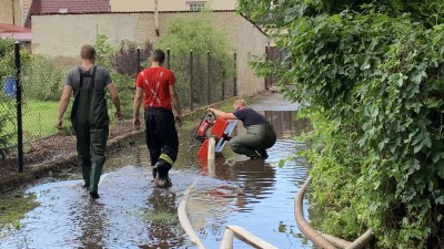 AKTUÁLNĚ/OBRAZEM: Hasiči zasahuji v Březně u Postoloprt. Místní rybník totiž přetekl a voda zaplavila sklepy a pozemky několika domů