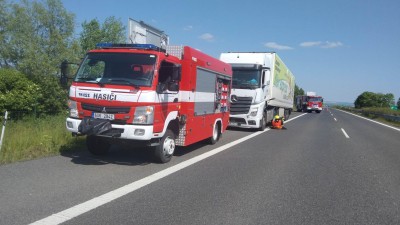 AKTUALIZUJEME: U porouchaného kamionu na D7 zasahují tři hasičské jednotky. Hasiči se snaží přečerpat palivo z nádrže