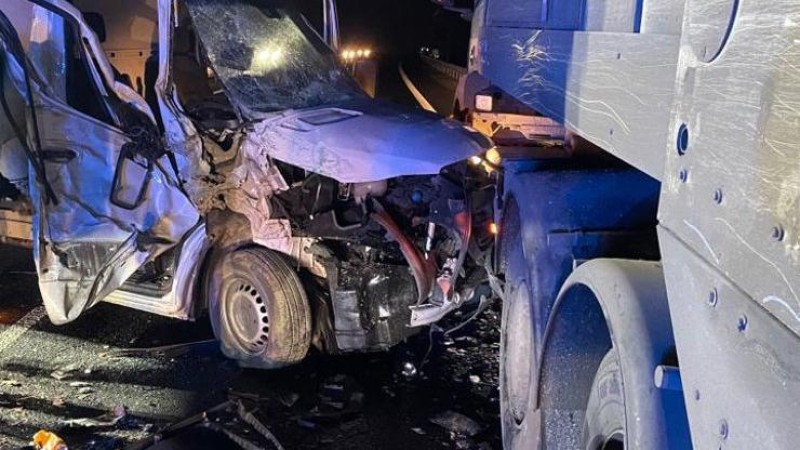 Páteční nehoda dvou dodávek a popelářského vozu na silnici I/63. Foto: HZS Ústeckého kraje